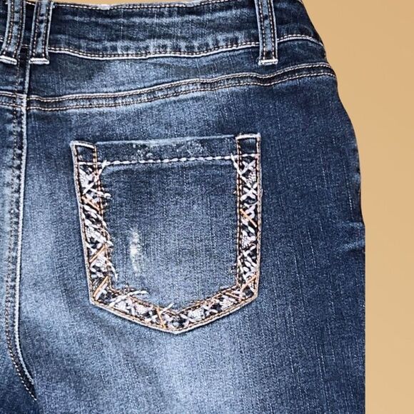 Maurice’s Mid Rise Embroidered Pocket Denim Capris Size 5/6 Waist 29” #13 - Picture 4 of 4